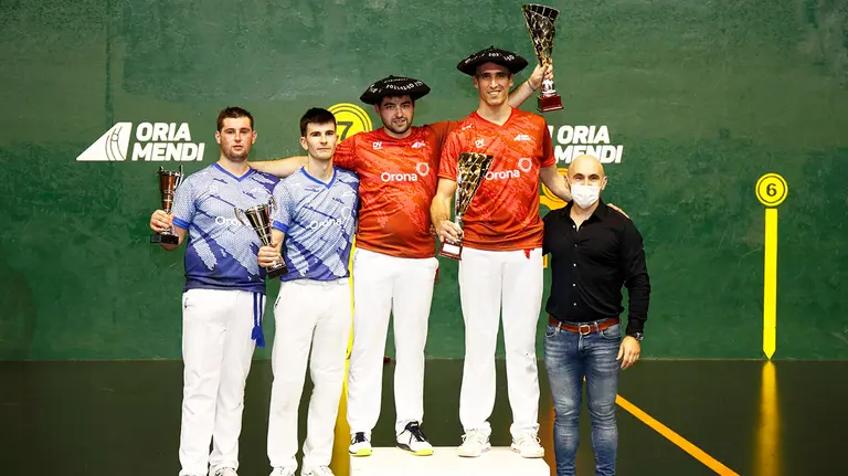 Finalistas y campeones del parejas de remonte en el frontón Galarreta. Foto Maialen Andrés.
