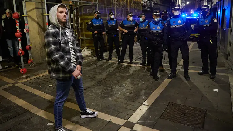 Nochevieja atípica en Pamplona por el cierre del ocio nocturno a la 1 de la madrugada debido a las restricciones por el coronavirus. IÑIGO ALZUGARAY