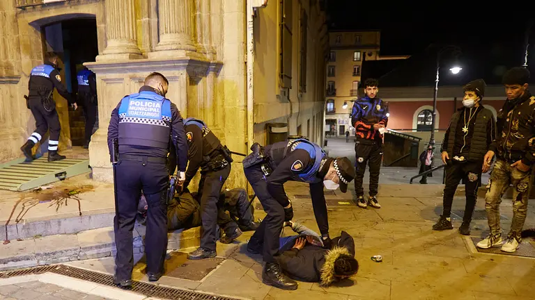 Nochevieja atípica en Pamplona por el cierre del ocio nocturno a la 1 de la madrugada debido a las restricciones por el coronavirus. IÑIGO ALZUGARAY