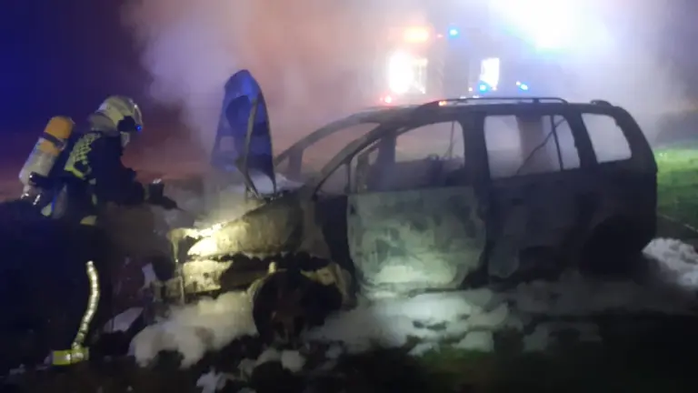 Imagen de la salida de vía y posterior incendio de un turismo en Villafranca. BOMBEROS DE NAVARRA