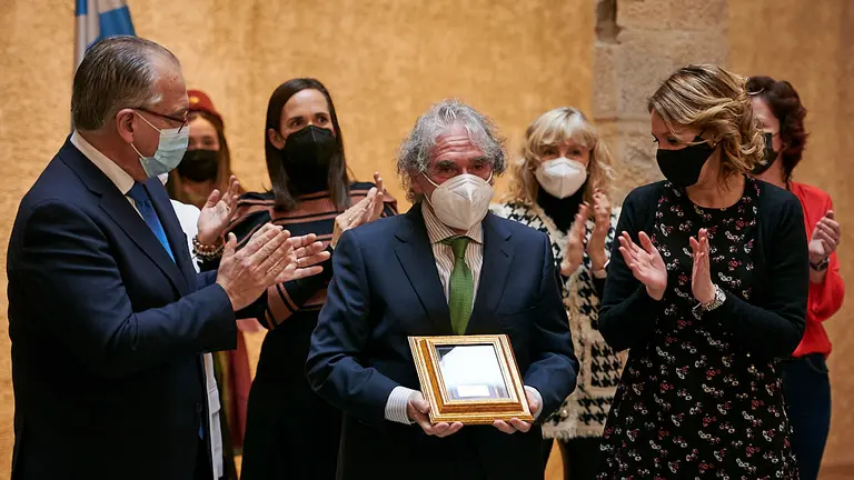 Enrique Maya y miembros de la Corporación Municipal participan en la entrega de la XX Haba de Oro, que otorga la Asociación Cabalgata Reyes Magos de Pamplona a ANFAS. PABLO LASAOSA