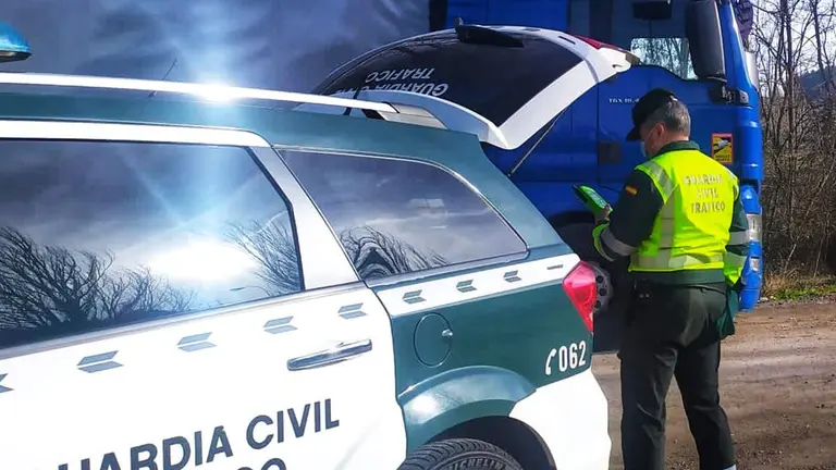 Inmovilizado en Arrea tras dar positivo en alcohol en Soria y huir con su vehículo. GUARDIA CIVIL