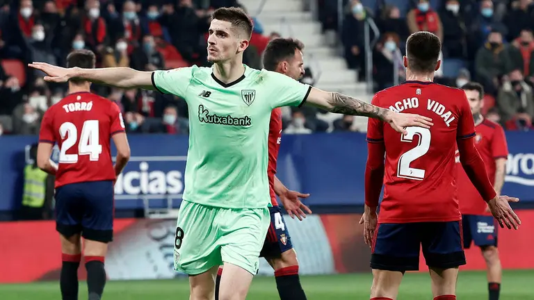 El delantero del Athletic de Bilbao Oihan Sancet celebra su segundo gol ante Osasuna, durante el partido de la jornada 19 de Liga en Primera División que Osasuna y Athletic de Bilbao juegan hoy lunes en El Sadar, en Pamplona. EFE/Jesús Diges