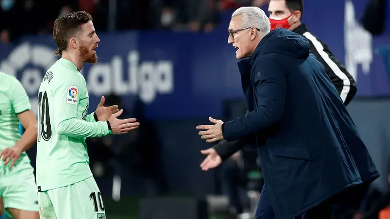 Rubén Uría (d), segundo entrenador del Athletic de Bilbao, da instrucciones a Iker Muniain, durante el partido de la jornada 19 de Liga en Primera División que Osasuna y Athletic de Bilbao juegan hoy lunes en El Sadar, en Pamplona. EFE/Jesús Diges