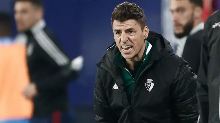 El segundo entrenador de Osasuna, Bittor Alkiza, durante el partido de la jornada 19 de Liga en Primera División que Osasuna y Athletic de Bilbao juegan hoy lunes en El Sadar, en Pamplona. EFE/Jesús Diges