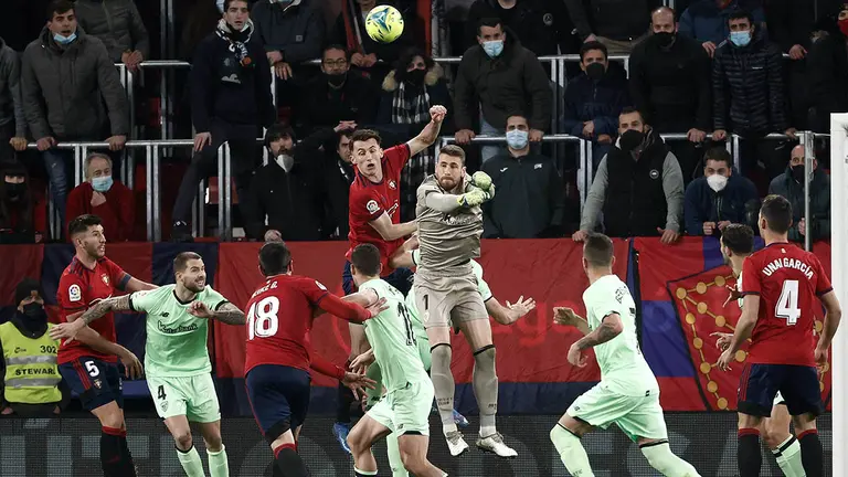 El guardameta del Athletic de Bilbao Unai Simón (4d) despeja un balón junto al croata Ante Budimir, de Osasuna, durante el partido de la jornada 19 de Liga en Primera División que Osasuna y Athletic de Bilbao juegan hoy lunes en El Sadar, en Pamplona. EFE/Jesús Diges