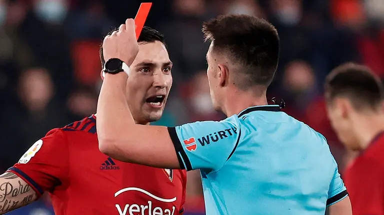 El árbitro Ortiz Arias le muestra a Chimy Ávila la tarjeta roja durante el partido Osasuna - Athletic (1-3). EFE/Jesus Diges