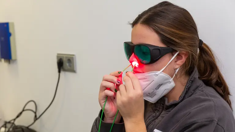 Paciente sometida a tratamiento de fotodesinfección en la Clínica Universidad de Navarra. CUN