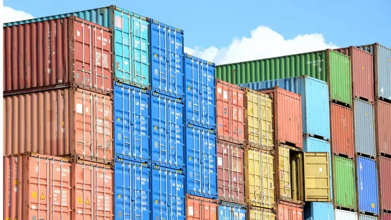 Varios contenedores con productos almacenados para exportar. ARCHIVO