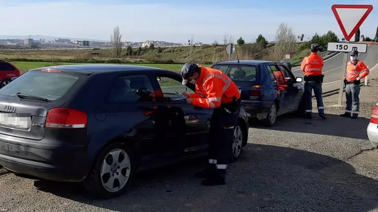 Una conductora, investigada por conducir sin permiso y denunciada por exceso de velocidad y positivo en drogas. POLICÍA FORAL