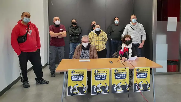 Representantes de ELA y LAB, durante la rueda de prensa. EUROPA PRESS
