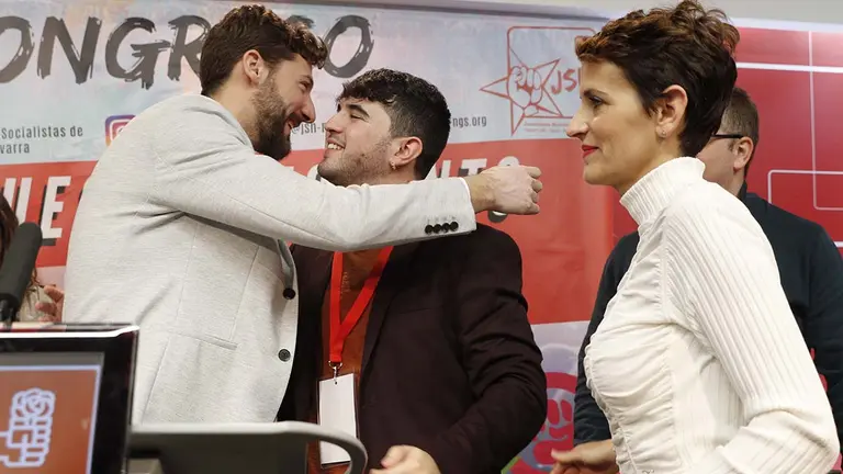 GRAF5091. PAMPLONA (ESPAÑA), 29/12/2019.- La secretaria general del PSN, María Chivite (dcha), y el anterior  secretario general de las Juventudes Socialistas de España, Omar Anguita (izq), felicitan en 2019 al secretario de la Juventudes Socialistas de Navarra, Kevin Lucero (c), reelegido en 2022. EFE/Villar López
