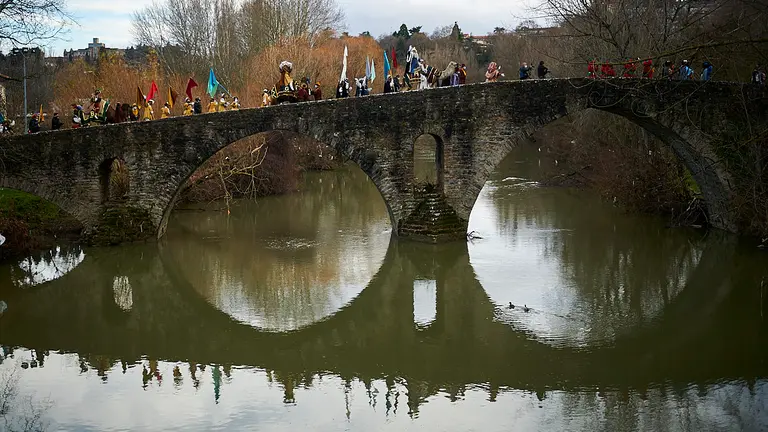 Los Reyes Magos acceden a Pamplona por el Portal de Francia durante la cabalgata de 2022. PABLO LASAOSA