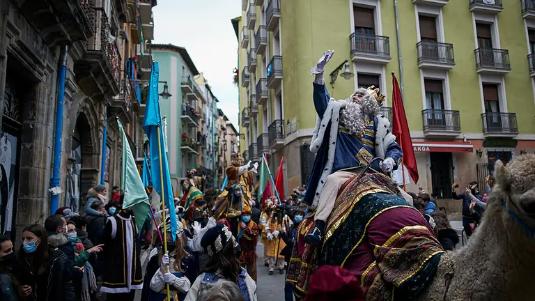 Los Reyes Magos acceden a Pamplona por el Portal de Francia durante la cabalgata de 2022. PABLO LASAOSA
