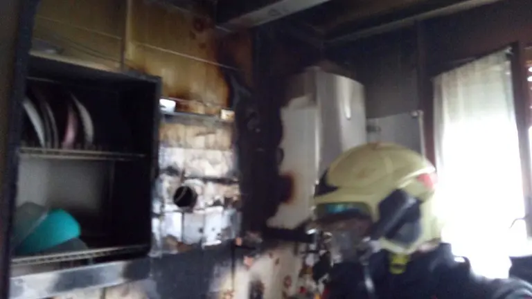 Incendio en una vivienda de la calle Pico Ori de Pamplona. BOMBEROS DE NAVARRA