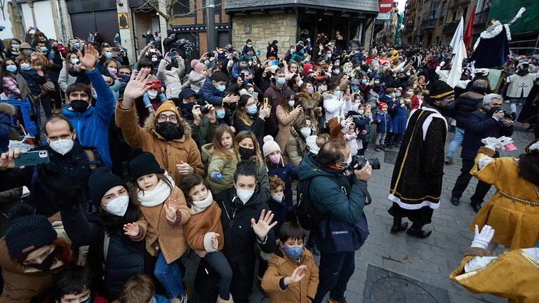 La llegada de los Reyes Magos a Pamplona por el puente de La Magdalena y el Portal de Francia hasta la Plaza del Ayuntamiento. IÑIGO ALZUGARAY