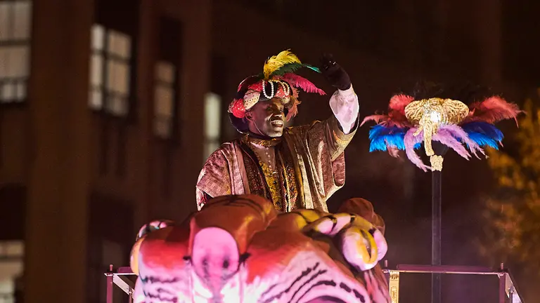 Los Reyes Magos recorren Pamplona con sus carrozas durante la cabalgata de 2022. PABLO LASAOSA