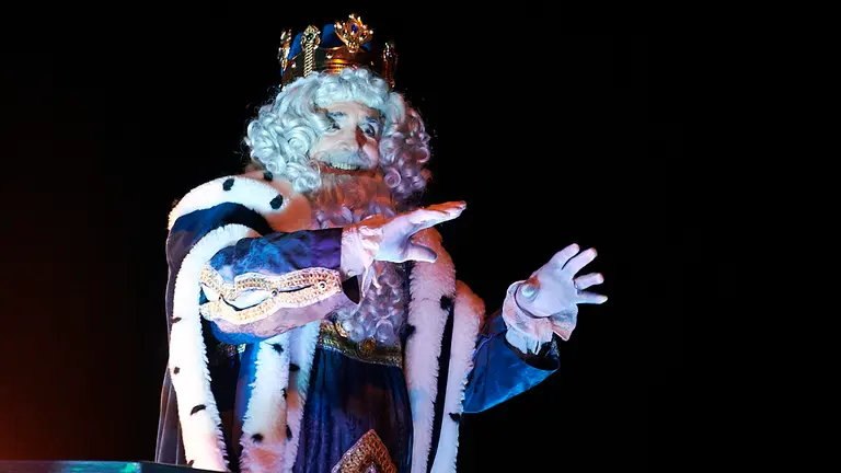 Los Reyes Magos recorren Pamplona con sus carrozas durante la cabalgata de 2022. PABLO LASAOSA