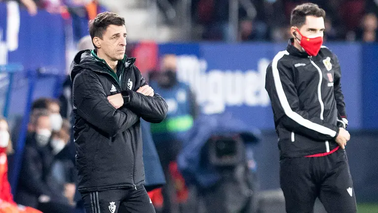 Bittor Alkiza de pie junto al banquillo de @CAOsasuna.