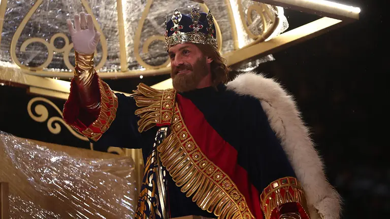 El Rey Gaspar durante la Cabalgata de Reyes que recorre hoy miércoles las principales calles de Madrid. EFE/Miguel Oses