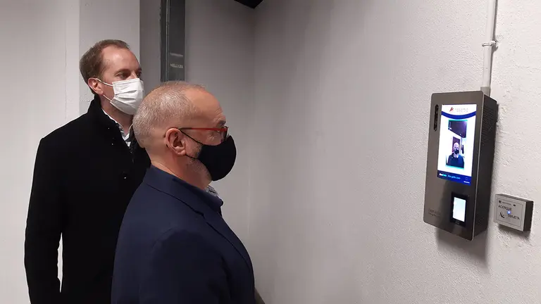 El consejero Cigudosa, junto al director gerente de NASERTIC, Iñaki Pinillos, probando el sistema de acceso biométrico por reconocimiento facial de la empresa pública. GOBIERNO DE NAVARRA