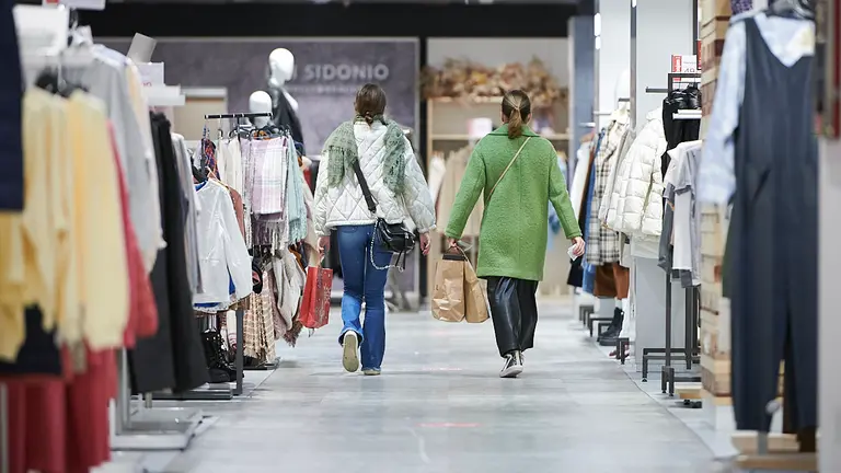 Decenas de personas miran ropa en El Corte Inglés durante el comienzo de las rebajas 2022. PABLO LASAOSA