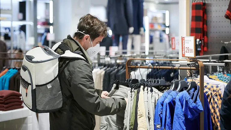 Decenas de personas miran ropa en El Corte Inglés durante el comienzo de las rebajas 2022. PABLO LASAOSA