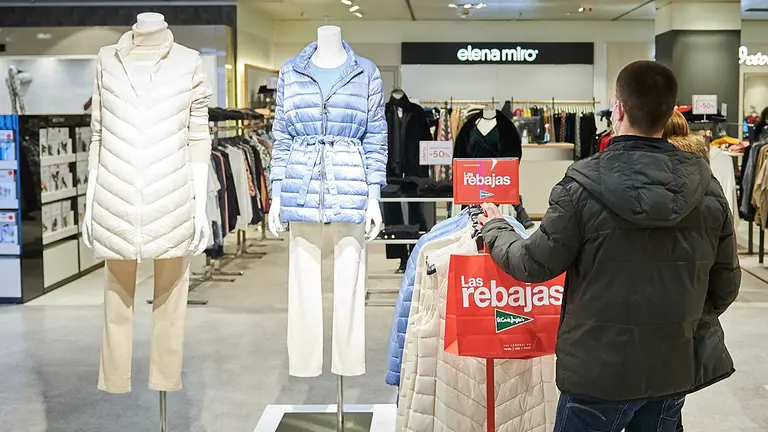 Decenas de personas miran ropa en El Corte Inglés durante el comienzo de las rebajas 2022. PABLO LASAOSA