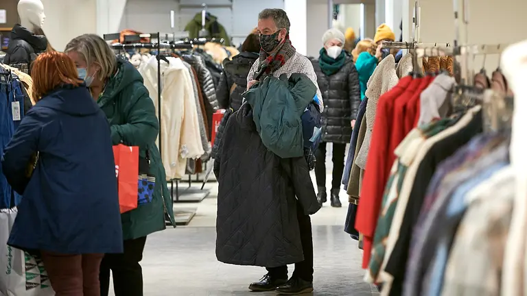 Decenas de personas miran ropa en El Corte Inglés durante el comienzo de las rebajas 2022. PABLO LASAOSA