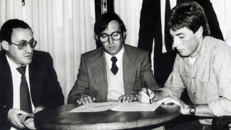 José Antonio Martínez, en el centro de la imagen, en el momento de la firma de Julián Gorospe por el equipo Reynolds.  Movistar Team.