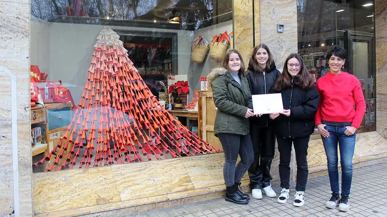 ‘Carlin’, el establecimiento ganador del Concurso de Escaparates Navideños de Pamplona, diseñado por por las alumnas de Creanavarra Sofía Arrizabalaga, Maite Castillo y Andrea García. CEDIDA