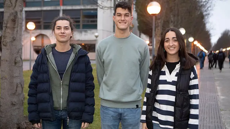 Sergio Urrutia, Rubén Garayoa y Beatriz Dallo, ganadores del premio otorgado por Aerospace Valley. UPNA