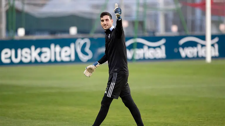 Sergio Herrera hace el signo del triunfo durante el entrenamiento en Tajonar. CA Osasuna.