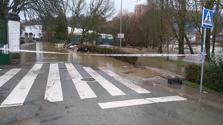 Comienza la retirada de vehículos con grúa en accesos a Club Natación y se ha cerrado el paso peatonal del Puente de los Tubos y en Goñi. POLICÍA MUNICIPAL DE PAMPLONA