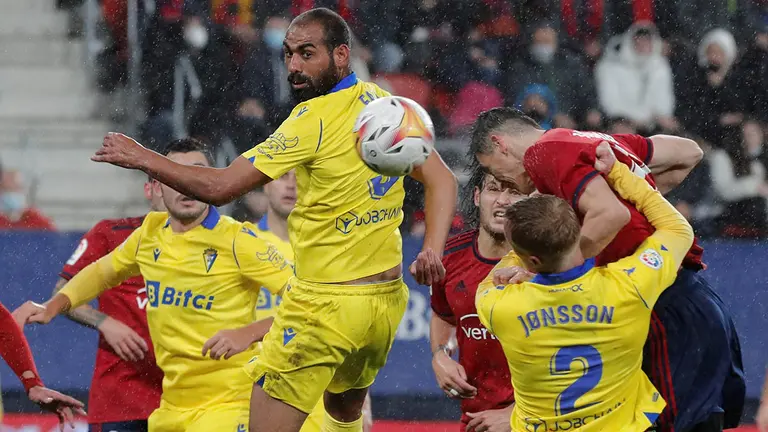 Osasuna se enfrenta al Cádiz en El Sadar en el partido correspondiente a la vigésima jornada de La Liga Santander. EFE