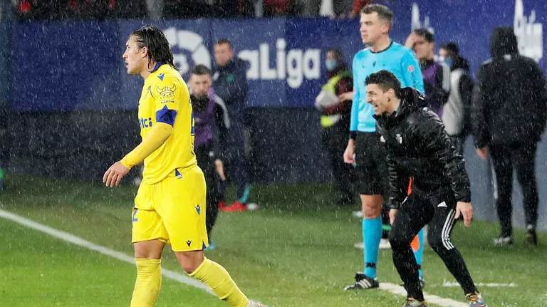 El segundo entrenador de Osasuna, Bittor Alkiza, durante el encuentro correspondiente a la jornada 20 de primera división que disputan hoy domingo frente al Cádiz en el estadio de El Sadar, en Pamplona. EFE/ Villar López.