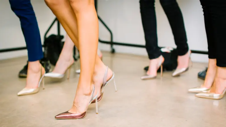 Varias mujeres con tacones. ARCHIVO