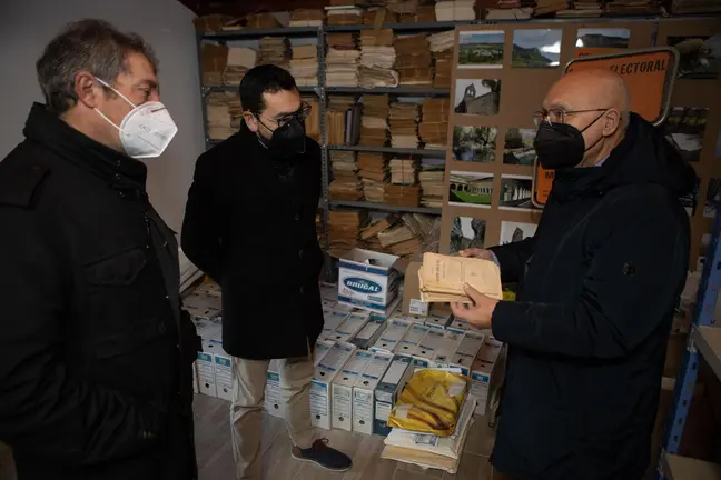 De izquierda a derecha, el alcalde de Urraúl Alto, Martín Iriarte; el director general de Administración Local y Despoblación, Jesús Mª Rodríguez; y el consejero de Cohesión Territorial, Bernardo Ciriza, en la visita al Ayuntamiento de Urrául Alto. GOBIERNO DE NAVARRA