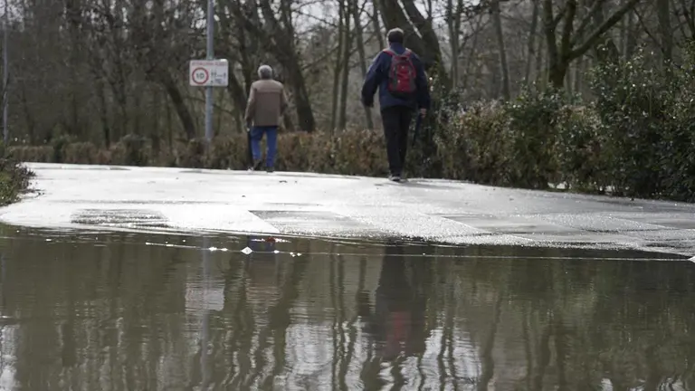Varias personas en la zona donde el río Arga se ha desbordado, a su paso por Pamplona. EDUARDO SANZ (EUROPA PRESS)