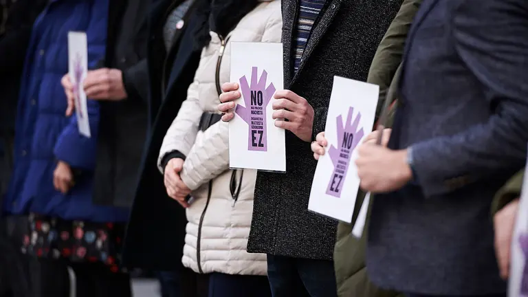 Concentración del Parlamento de Navarra en repulsa por los últimos asesinatos de violencia de género ocurridos en España y en Tudela. PABLO LASAOSA