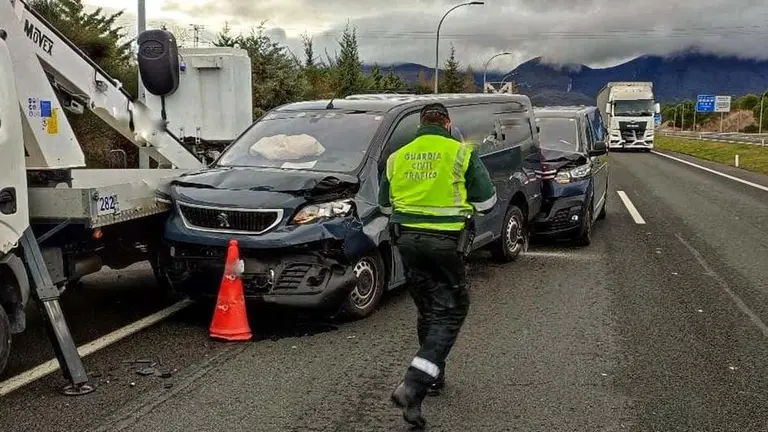 La Guardia Civil de Navarra atiende una colisión múltiple en la AP-15 en Imárcoain. CEDIDA