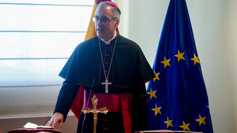 El Arzobispo Don Juan Antonio Aznárez Cobo jura el cargo de nuevo Arzobispo Castrense, en el Ministerio de Defensa. Ricardo Rubio / Europa Press