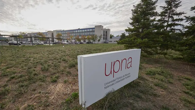 Letrero de la UPNA en las instalaciones de la Universidad. Eduardo Sanz/Europa Press