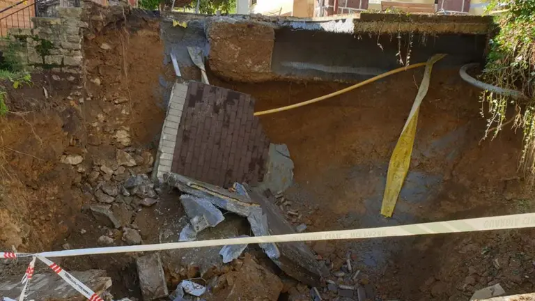 Estado de la Plaza Zaharra en Bera tras el hundimiento del firme. GOBIERNO DE NAVARRA