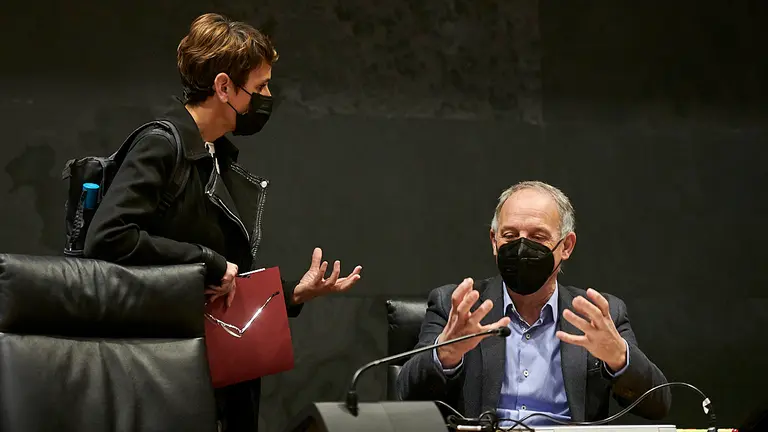 La presidenta del Gobierno de Navarra María Chivite junto a Adolfo Araiz, de EH Bildu. PABLO LASAOSA