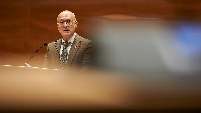 El consejero Ciriza interviene en el pleno del Parlamento. PABLO LASAOSA