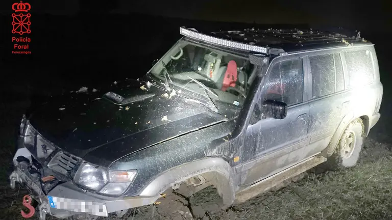 Estado en el que quedó el todoterreno tras más de 2 kilómetros de huida por un sembrado de Tierra Estella. POLICÍA FORAL.