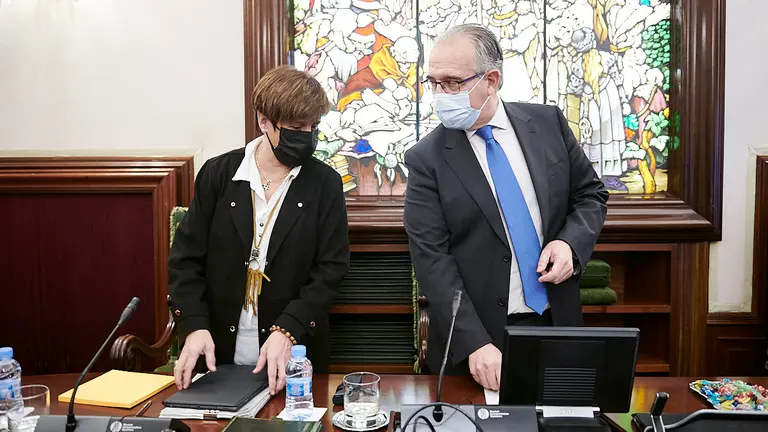 Ana Elizalde junto a Enrique Maya minutos antes de comenzar el pleno. PABLO LASAOSA