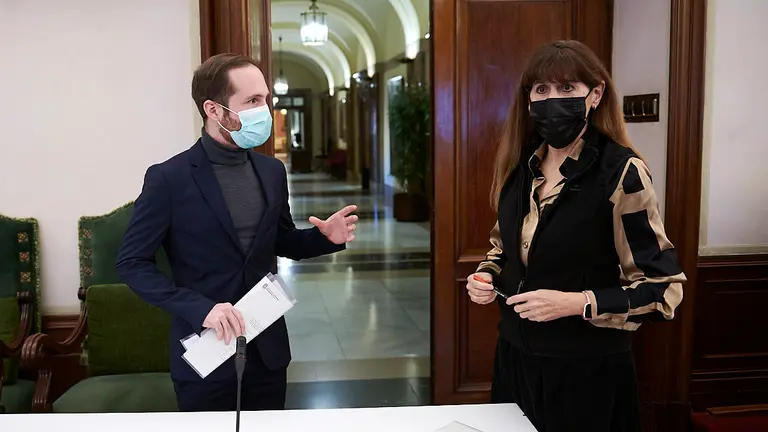 Xabier Sagardoy junto a Maite Esporrín, del PSN, minutos antes de comenzar la sesión plenaria. PABLO LASAOSA