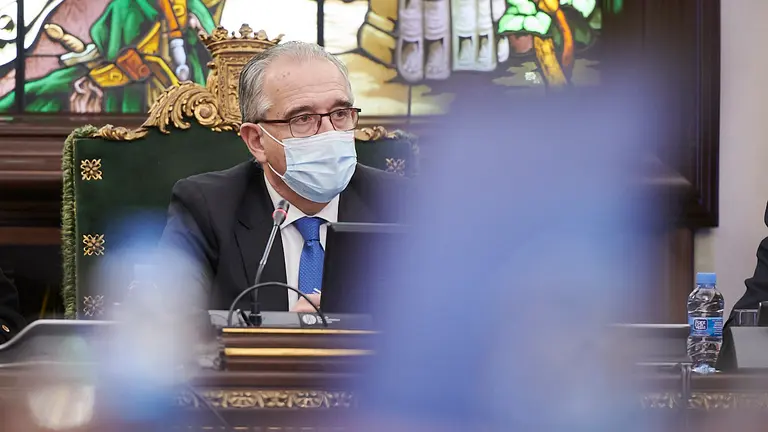Enrique Maya, alcalde de Pamplona, interviene en el pleno del Ayuntamiento. PABLO LASAOSA